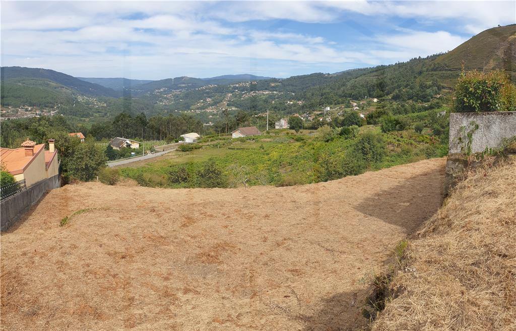 Terreno com aptidão construtiva em Chaviães