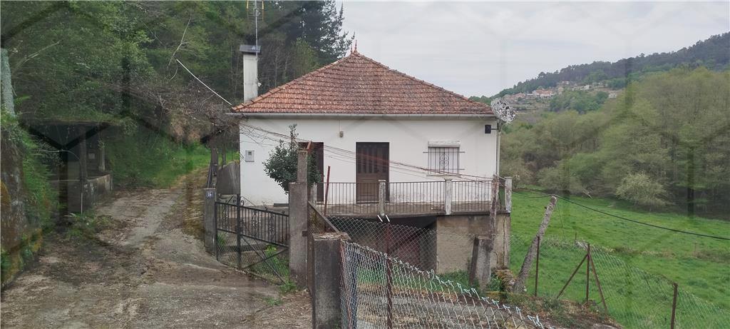 Moradia e ruína com 2.000 m² de terreno em zona tranquila