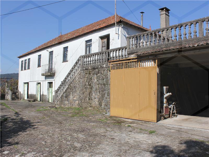 Moradia com dois pisos Mobilado e Terrenos