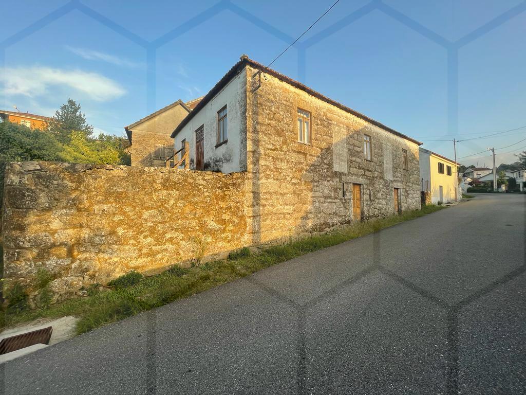 Moradia de pedra para recuperação em Paderne