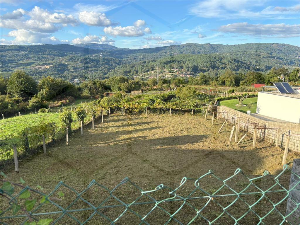 Terreno com aptidão construtiva em Chaviães