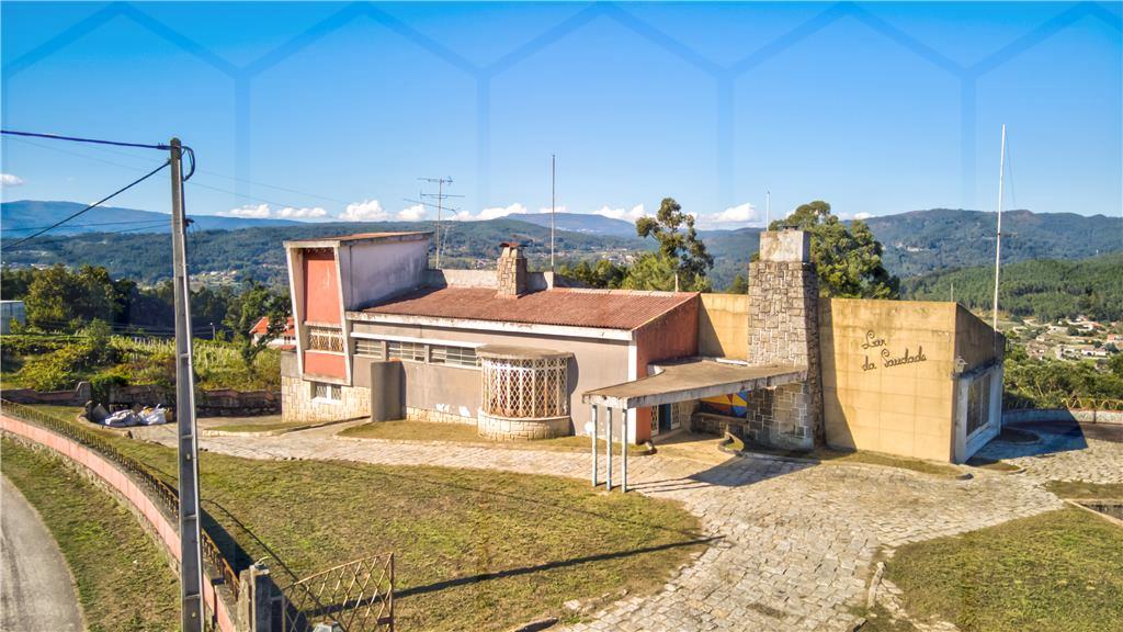 Moradia T4 de arquitetura singular inserida em quinta com 16.000 m²