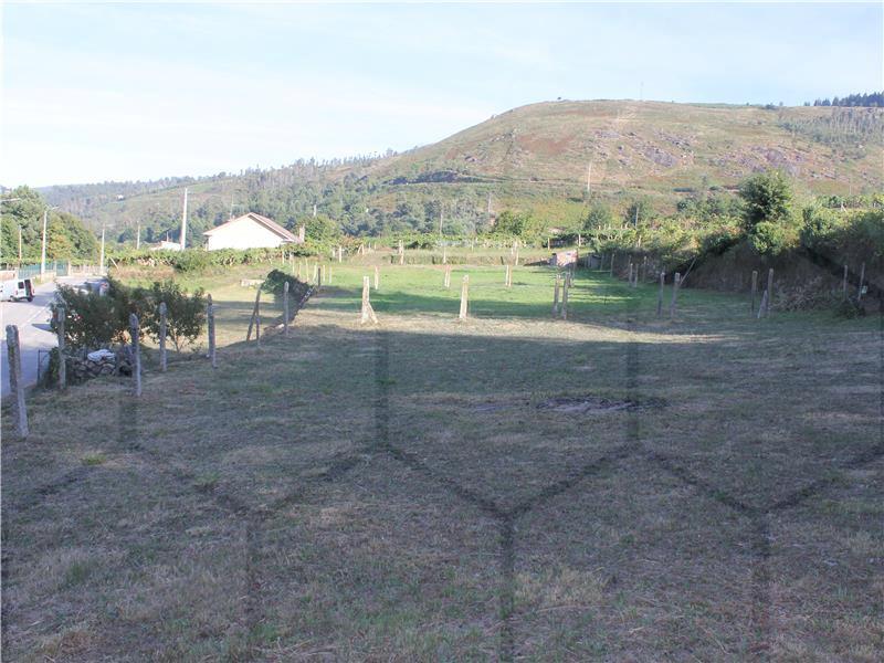 Terreno com aptidão construtiva em Chaviães — Melgaço, Chaviães e Paços - foto 2