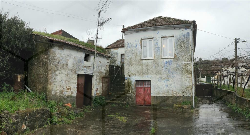 Moradia em pedra para reabilitação com terreno de 600 m²
