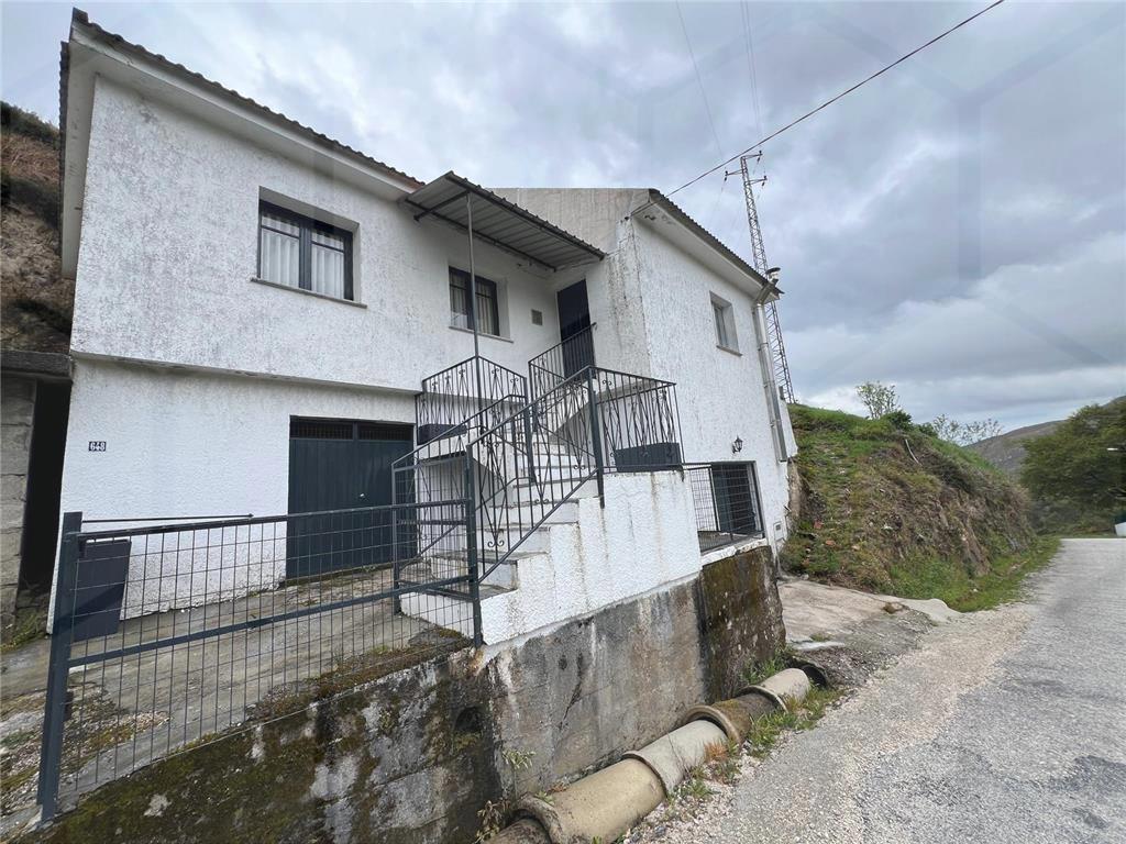 Moradia V2 em Fiães