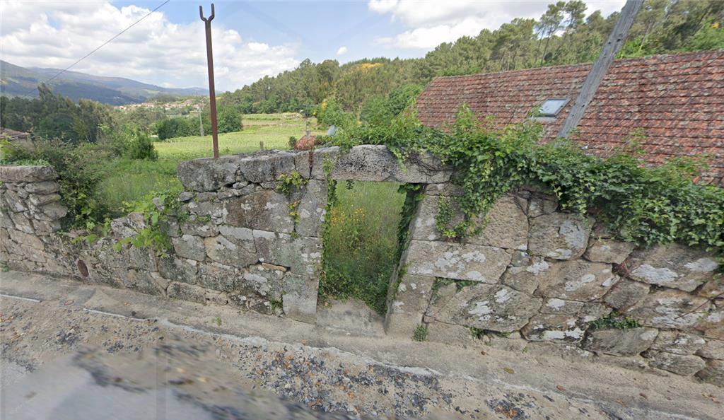 Terreno com aptidão construtiva em Remoães