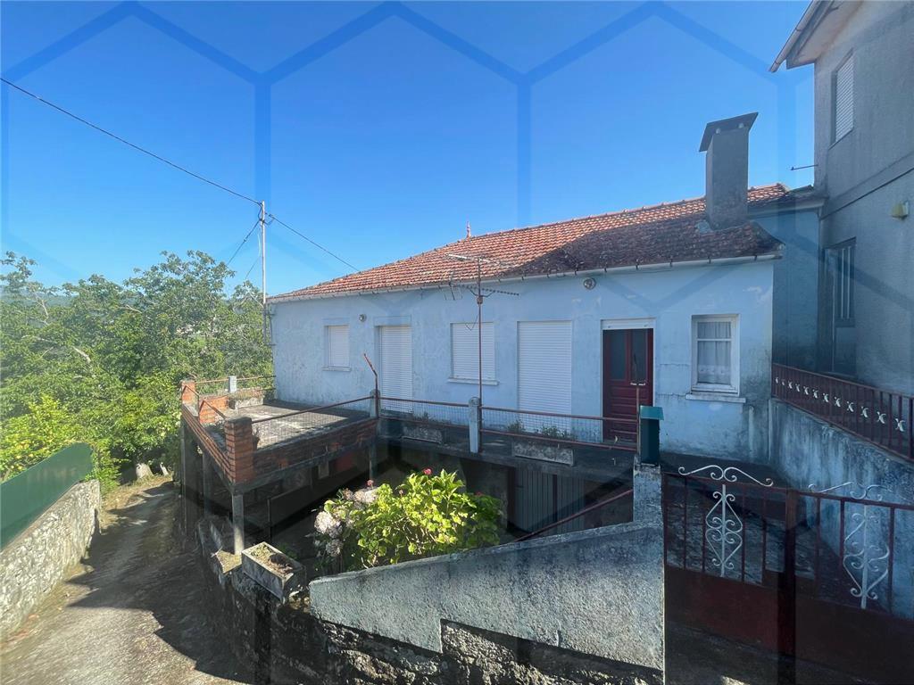 Moradia com garagem e terreno de cultivo em Chaviães