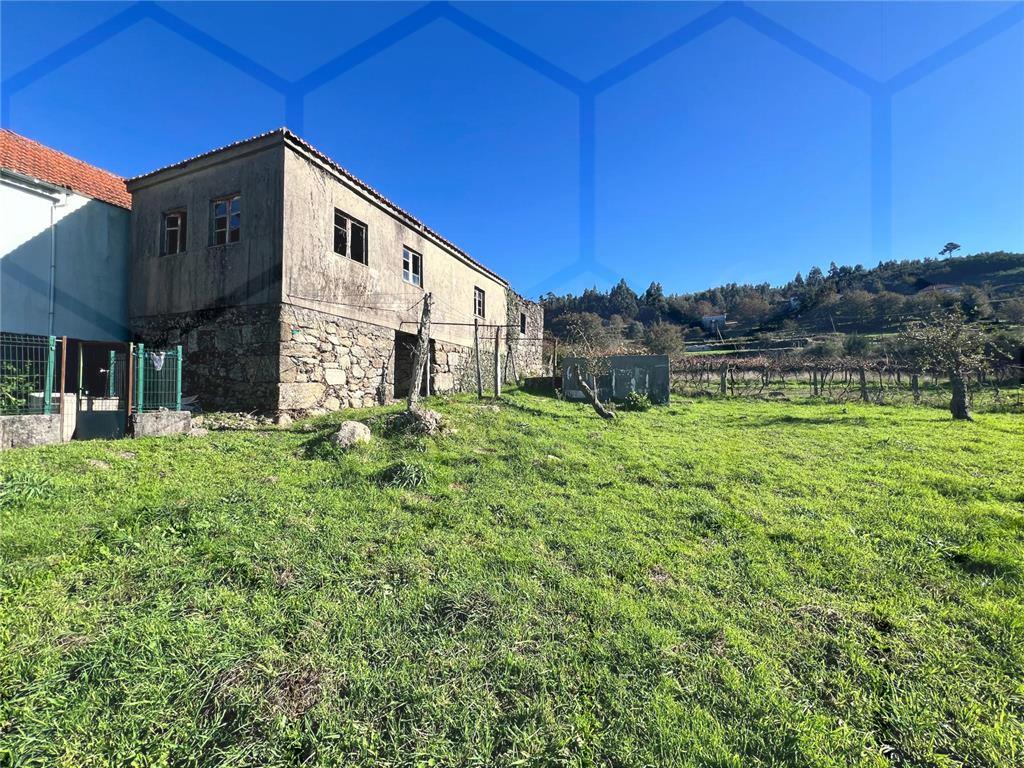 Terreno com moradia para recuperação em Roussas – 3.664 m²